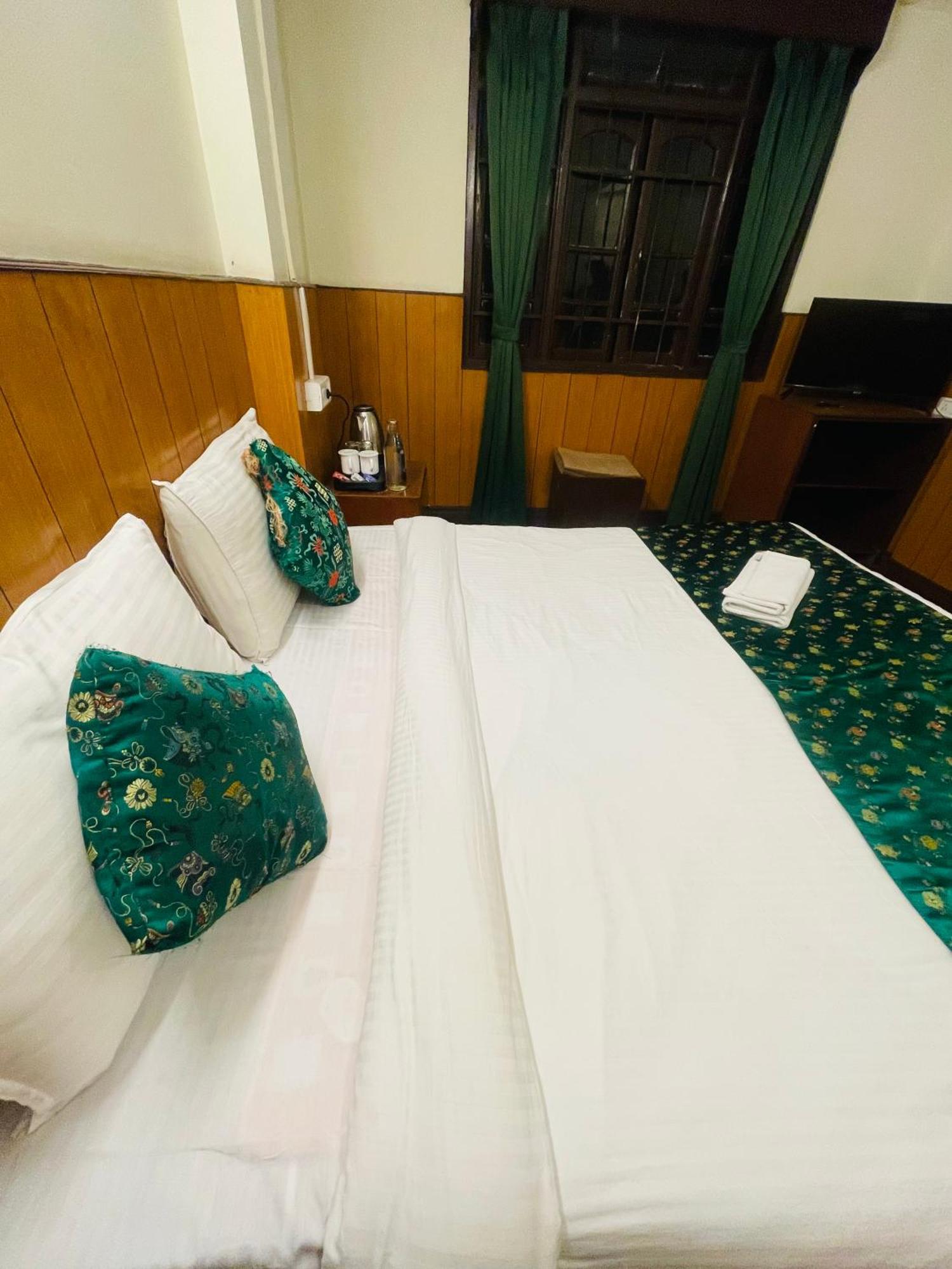 אגרה Hotel Palm Street Near Taj מראה חיצוני תמונה