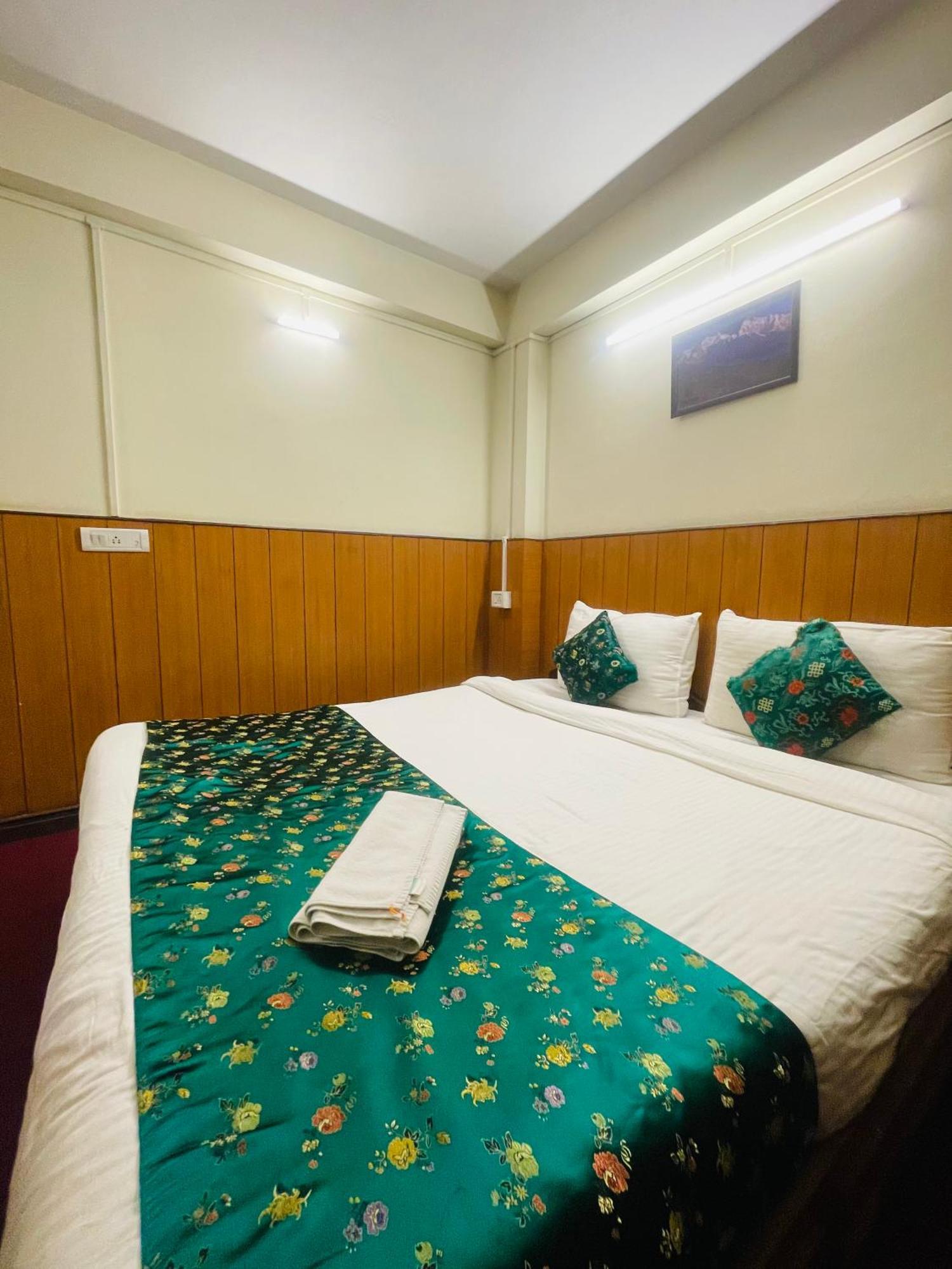אגרה Hotel Palm Street Near Taj מראה חיצוני תמונה